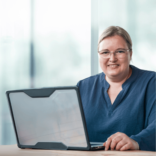 Portrait Rahel mit Laptop in chathamsblue