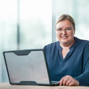 Porträt von Rahel Senn mit Laptop